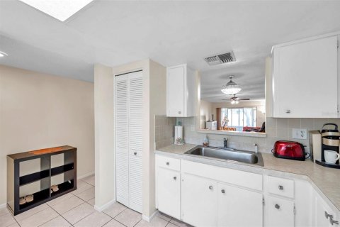 Condo in Port Richey, Florida, 2 bedrooms  № 1444865 - photo 8