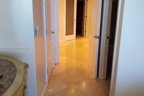 Condo in Sunny Isles Beach, Florida, 2 bedrooms  № 6945 - photo 16