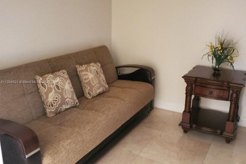 Condo in Sunny Isles Beach, Florida, 2 bedrooms  № 6945 - photo 8