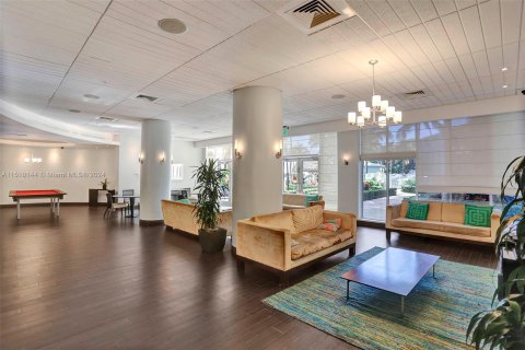 Condo in Hollywood, Florida, 1 bedroom  № 949562 - photo 17