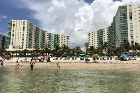 Condo in Hollywood, Florida, 1 bedroom  № 949562 - photo 2