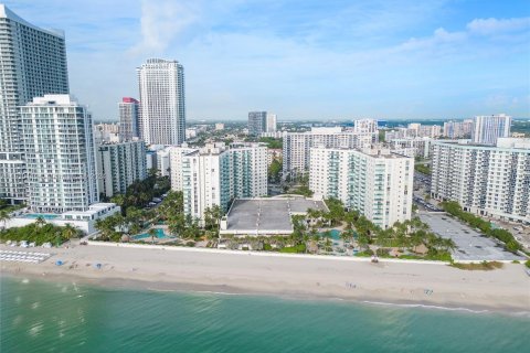 Condo in Hollywood, Florida, 1 bedroom  № 949562 - photo 29