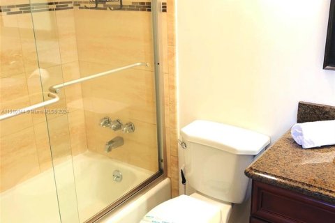 Condo in Hollywood, Florida, 1 bedroom  № 949562 - photo 7