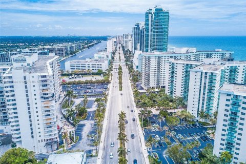 Condo in Hollywood, Florida, 1 bedroom  № 949562 - photo 28