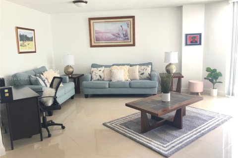 Condo in Hollywood, Florida, 1 bedroom  № 949562 - photo 10