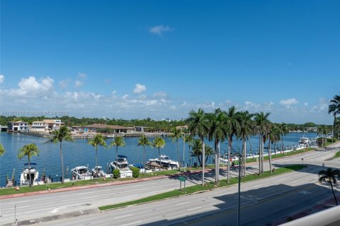 Condo in Miami Beach, Florida, 2 bedrooms  № 1396316 - photo 26