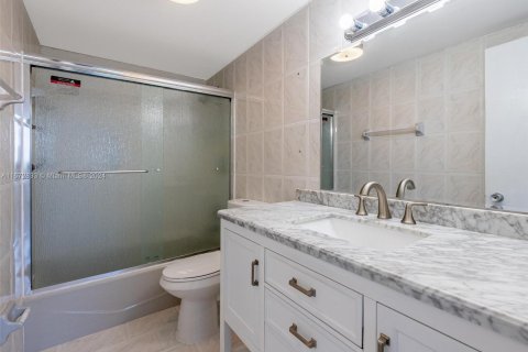 Condo in Miami Beach, Florida, 2 bedrooms  № 1396316 - photo 10