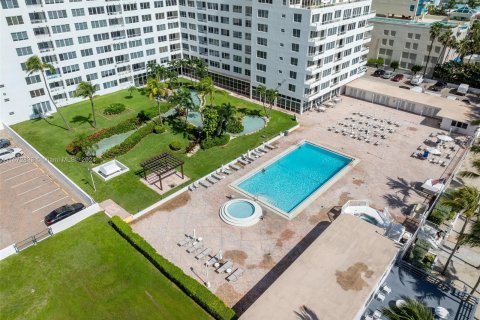 Condo in Miami Beach, Florida, 2 bedrooms  № 1396316 - photo 30