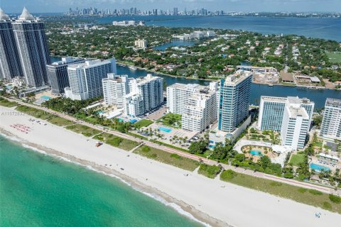 Condo in Miami Beach, Florida, 2 bedrooms  № 1396316 - photo 21