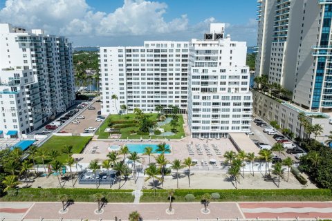 Condo in Miami Beach, Florida, 2 bedrooms  № 1396316 - photo 27