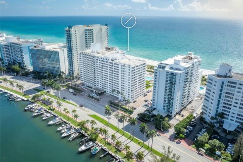 Condo in Miami Beach, Florida, 2 bedrooms  № 1396316 - photo 24