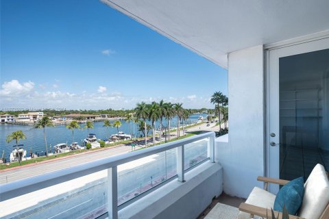 Condo in Miami Beach, Florida, 2 bedrooms  № 1396316 - photo 11