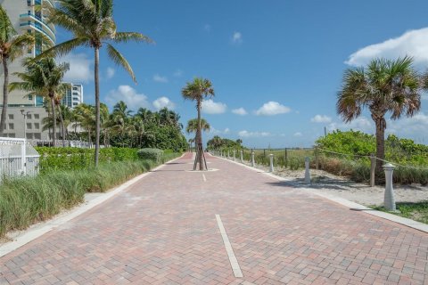 Condo in Miami Beach, Florida, 2 bedrooms  № 1396316 - photo 23