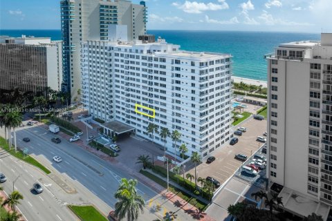 Condo in Miami Beach, Florida, 2 bedrooms  № 1396316 - photo 25