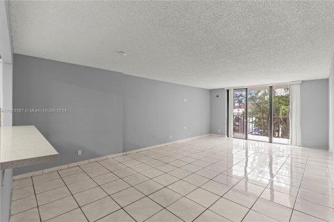 Condo in Aventura, Florida, 1 bedroom  № 1396268 - photo 14