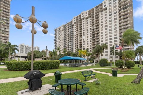 Condo in Aventura, Florida, 1 bedroom  № 1396268 - photo 1