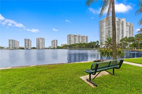 Condo in Aventura, Florida, 1 bedroom  № 1396268 - photo 25