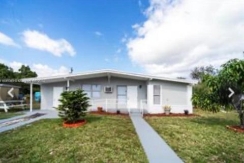 Casa en venta en Pompano Beach, Florida, 5 dormitorios, 107.58 m2 № 1229045 - foto 1