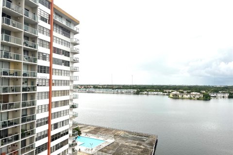 Condo in Miami, Florida, 2 bedrooms  № 1365703 - photo 1