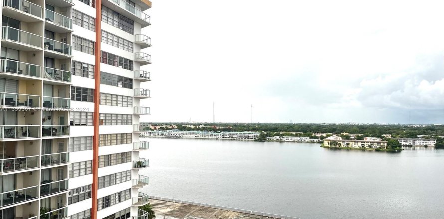 Condominio en Miami, Florida, 2 dormitorios  № 1365703