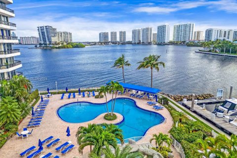 Condo in Aventura, Florida, 2 bedrooms  № 1365704 - photo 9