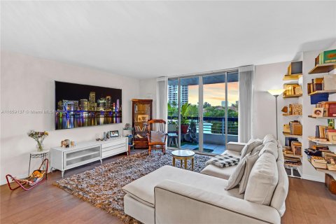 Condo in Aventura, Florida, 2 bedrooms  № 1365704 - photo 24