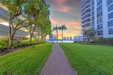 Condo in Aventura, Florida, 2 bedrooms  № 1365704 - photo 13