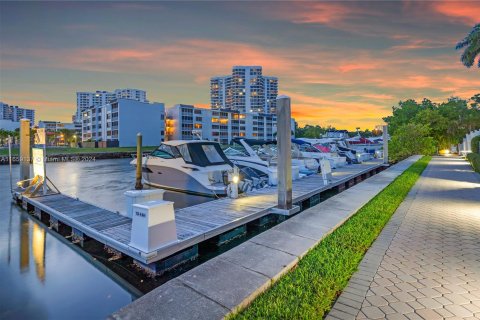 Condo in Aventura, Florida, 2 bedrooms  № 1365704 - photo 15