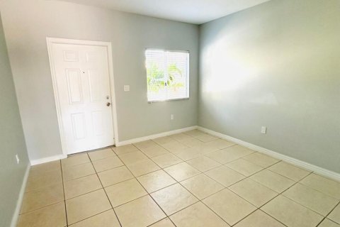 Adosado en venta en Miami, Florida, 4 dormitorios, 181.53 m2 № 1117760 - foto 13