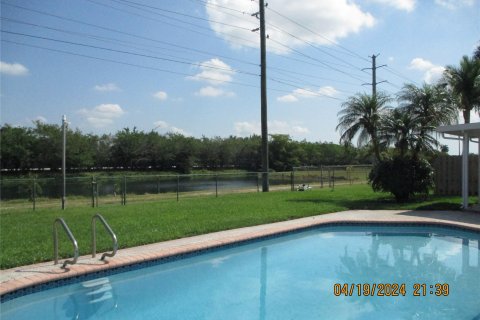 Casa en venta en Pembroke Pines, Florida, 4 dormitorios, 170.94 m2 № 1151707 - foto 2