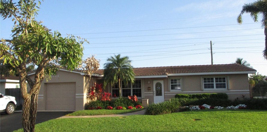 House in Pembroke Pines, Florida 4 bedrooms, 170.94 sq.m. № 1151707