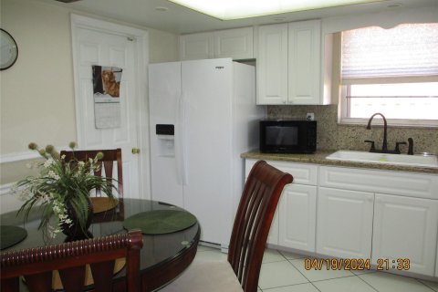 House in Pembroke Pines, Florida 4 bedrooms, 170.94 sq.m. № 1151707 - photo 5