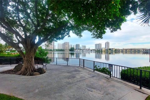 Condo in Aventura, Florida, 2 bedrooms  № 954078 - photo 1