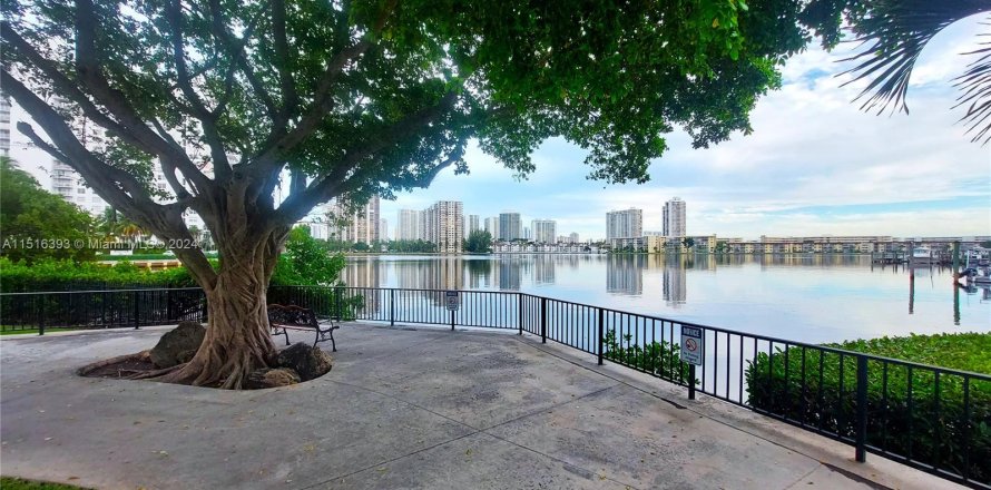 Condo in Aventura, Florida, 2 bedrooms  № 954078