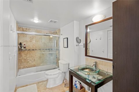 Condo in Aventura, Florida, 2 bedrooms  № 1119429 - photo 13