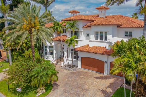 Villa ou maison à vendre à North Miami Beach, Floride: 5 chambres, 565.96 m2 № 1117147 - photo 1