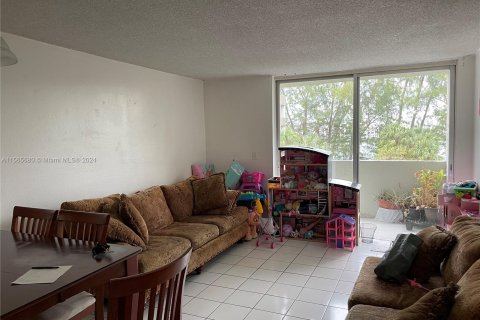 Condominio en venta en Hialeah Gardens, Florida, 2 dormitorios, 89.19 m2 № 1117149 - foto 6