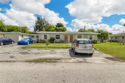 Commercial property in North Port, Florida 159.33 sq.m. № 1409650 - photo 2