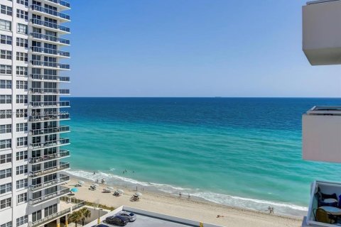 Condominio en venta en Hollywood, Florida, 1 dormitorio, 82.03 m2 № 1147254 - foto 1