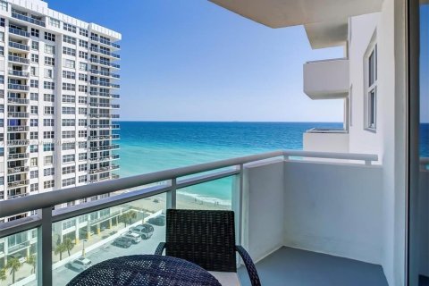 Condominio en venta en Hollywood, Florida, 1 dormitorio, 82.03 m2 № 1147254 - foto 2