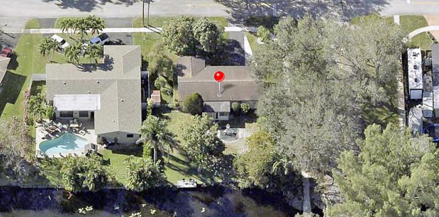 House in Cooper City, Florida 3 bedrooms, 151.99 sq.m. № 1102125