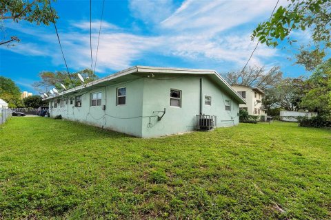 Commercial property in Miami, Florida 288.46 sq.m. № 1399509 - photo 22