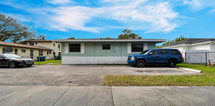 Commercial property in Miami, Florida 288.46 sq.m. № 1399509