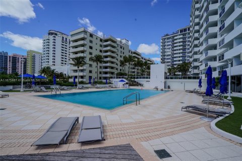 Condo in Miami Beach, Florida, 2 bedrooms  № 1399469 - photo 29