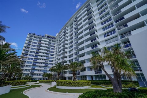 Condo in Miami Beach, Florida, 2 bedrooms  № 1399469 - photo 27