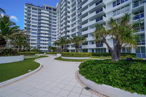 Condo in Miami Beach, Florida, 2 bedrooms  № 1399469 - photo 26