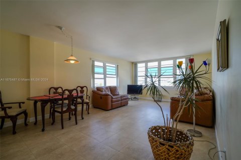 Condo in Miami Beach, Florida, 2 bedrooms  № 1399469 - photo 20