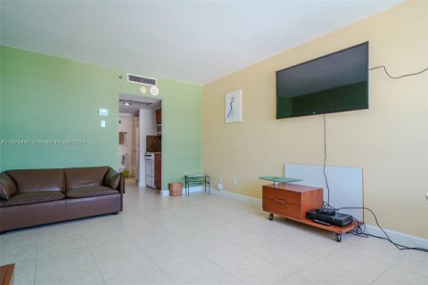 Condo in Miami Beach, Florida, 2 bedrooms  № 1399469 - photo 14