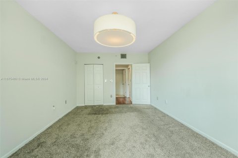 Condo in Miami, Florida, 1 bedroom  № 1399507 - photo 12