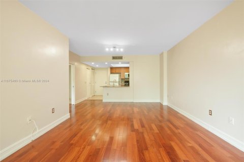 Condo in Miami, Florida, 1 bedroom  № 1399507 - photo 4